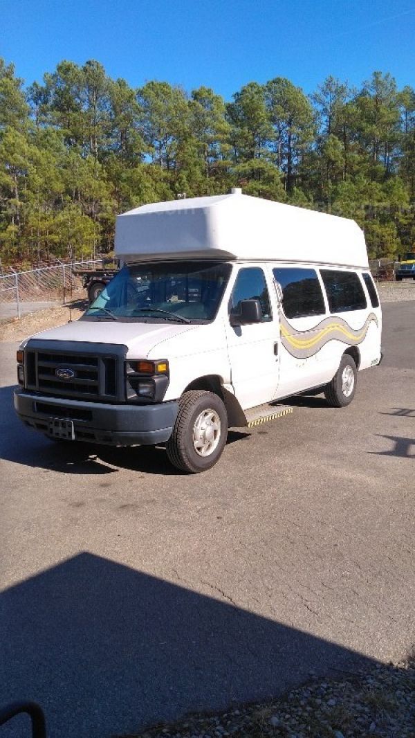 2013 Ford E-350 Super Duty w/Wheelchair Lift