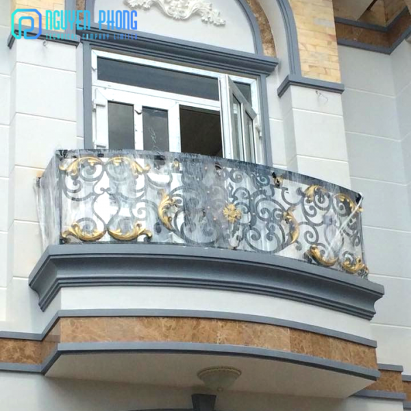 Decorative wrought iron balcony railing designs