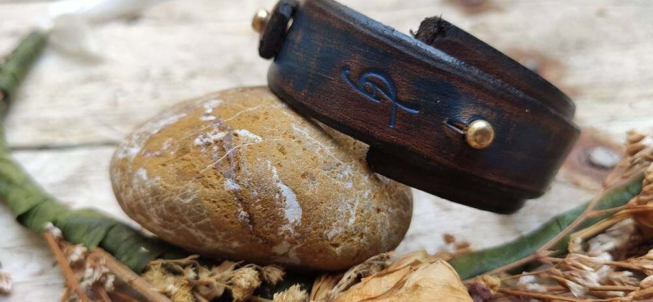 Blue bracelet with brown wash